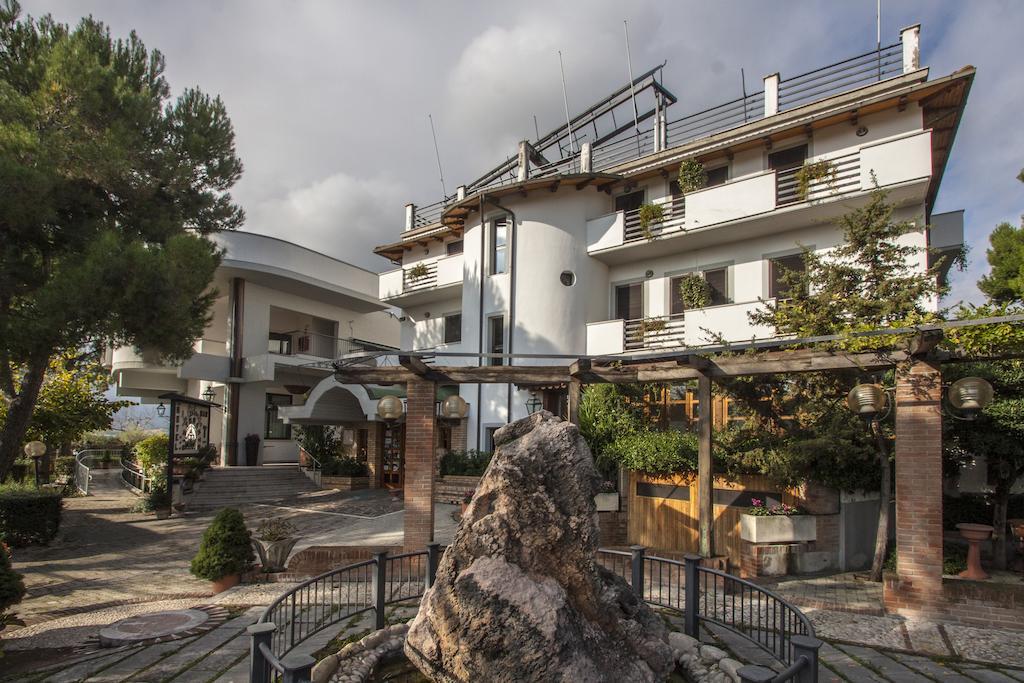 Hotel Ristorante La Bilancia Loreto Aprutino Zewnętrze zdjęcie