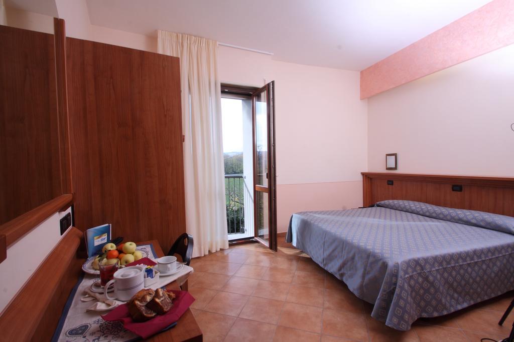 Hotel Ristorante La Bilancia Loreto Aprutino Zewnętrze zdjęcie